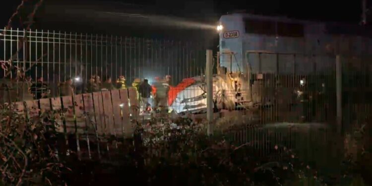 Tren de carga colisiona con vehículo, causando la muerte de al menos tres personas en Curicó.