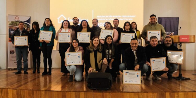 Dieciocho organizaciones sociales de nueve comunas recibieron apoyo a través del programa Fondo Vecino Agrosuper.