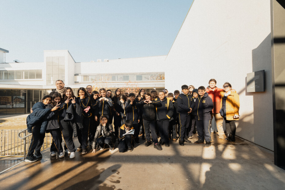 Estudiantes y personas mayores de Quilaco toman parte en una jornada cultural en Los Ángeles.