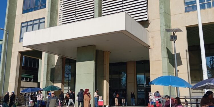 Hombre que disparó y mató a mujer en el Hospital Víctor Ríos Ruíz de Los Ángeles la visitaba con frecuencia.