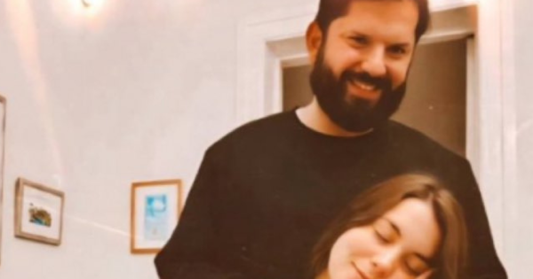 Gabriel Boric y Paula Carrasco festejan el nacimiento de su hija Violeta: un evento histórico para la presidencia de Chile.