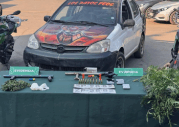 Persecución concluye con la detención de un padre y su hijo por posesión de armas y drogas en Recoleta.