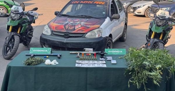 Persecución concluye con la detención de un padre y su hijo por posesión de armas y drogas en Recoleta.