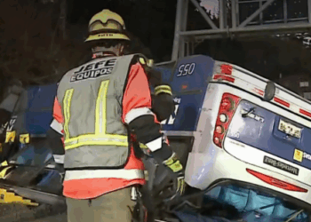 Tragedia en Chiguayante: volcamiento de taxibús deja un muerto y 23 heridos.