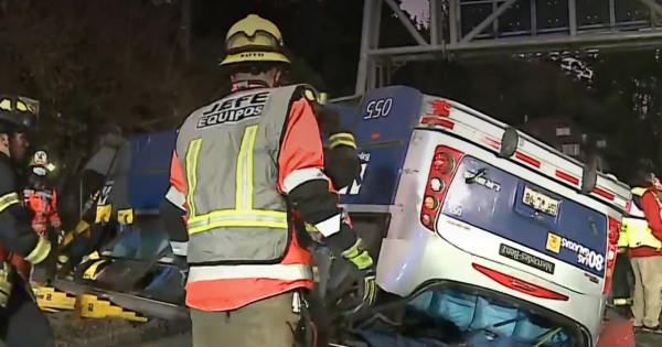 Tragedia en Chiguayante: volcamiento de taxibús deja un muerto y 23 heridos.