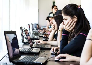 Conversación con IA guía a los jóvenes.