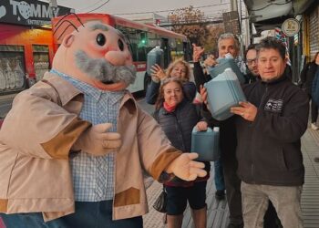 Dr. Simi entregó parafina y apoya a 400 familias.