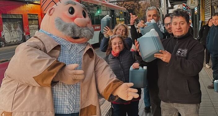 Dr. Simi entregó parafina y apoya a 400 familias.