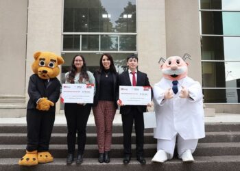 Farmacias Dr. Simi entregó becas a cabros estudiantes.