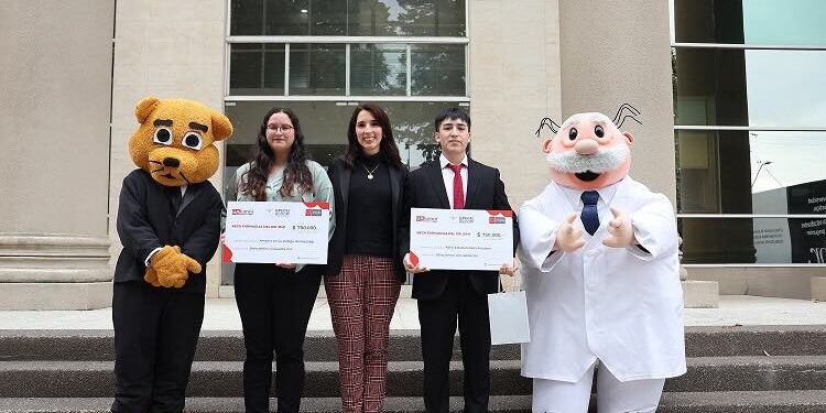 Farmacias Dr. Simi entregó becas a cabros estudiantes.