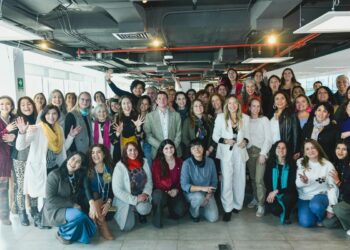 Chilenas se capacitan en liderazgo y sostenibilidad.