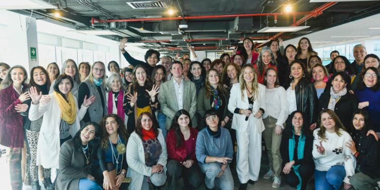 Chilenas se capacitan en liderazgo y sostenibilidad.