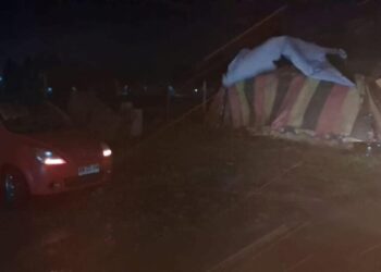 Familia de gitanos fue rescatada tras la destrucción de su carpa en Victoria debido a un fuerte viento.