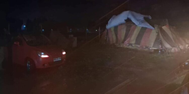 Familia de gitanos fue rescatada tras la destrucción de su carpa en Victoria debido a un fuerte viento.