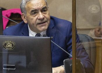 Senador Fidel Espinoza se enfrenta a demandas de Puma y Adidas por la entrada de ropa deportiva falsa.