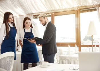 Turismo de invierno impulsa empleos en hoteles y centros de esquí.