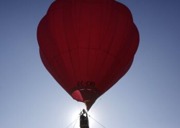 Brasil: Al menos 8 fallecidos y 12 personas desaparecidas tras incendio de globo con turistas.