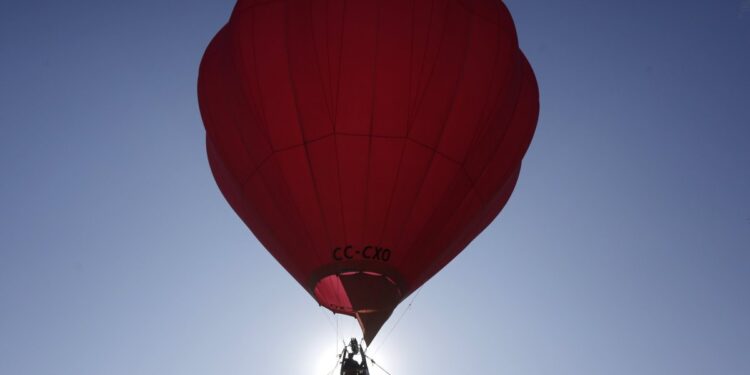 Brasil: Al menos 8 fallecidos y 12 personas desaparecidas tras incendio de globo con turistas.