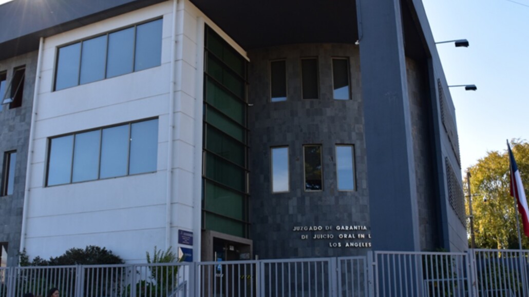 Diecisiete años y medio de prisión para un hombre por abusar sexualmente de la hija de su pareja en Los Ángeles.