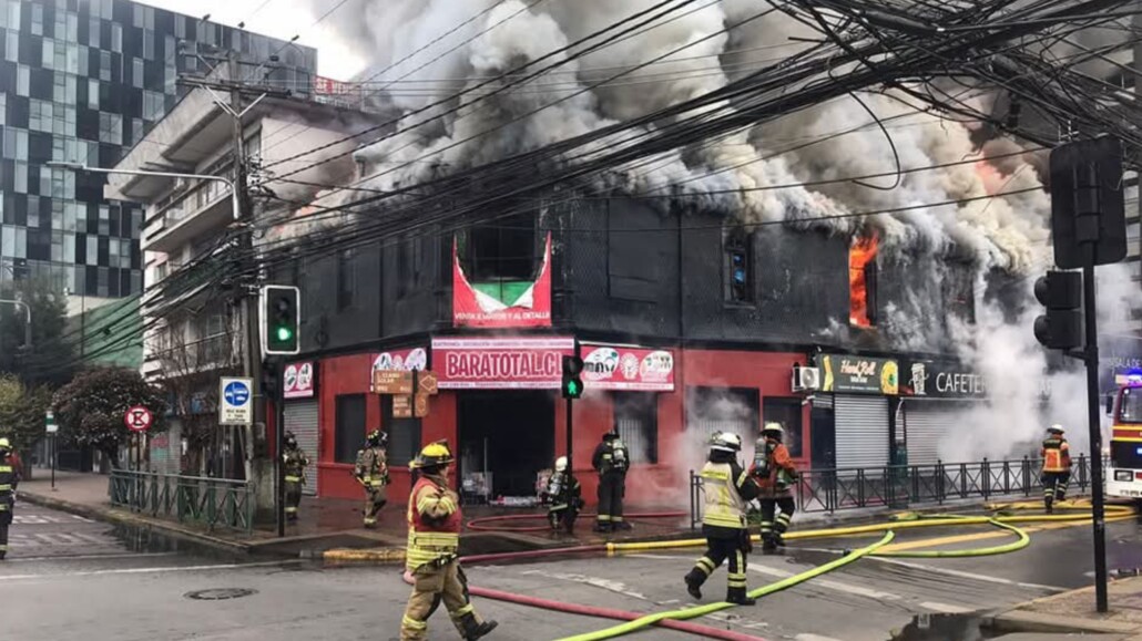 Un incendio de grandes proporciones devastó múltiples locales comerciales en el centro de Temuco.