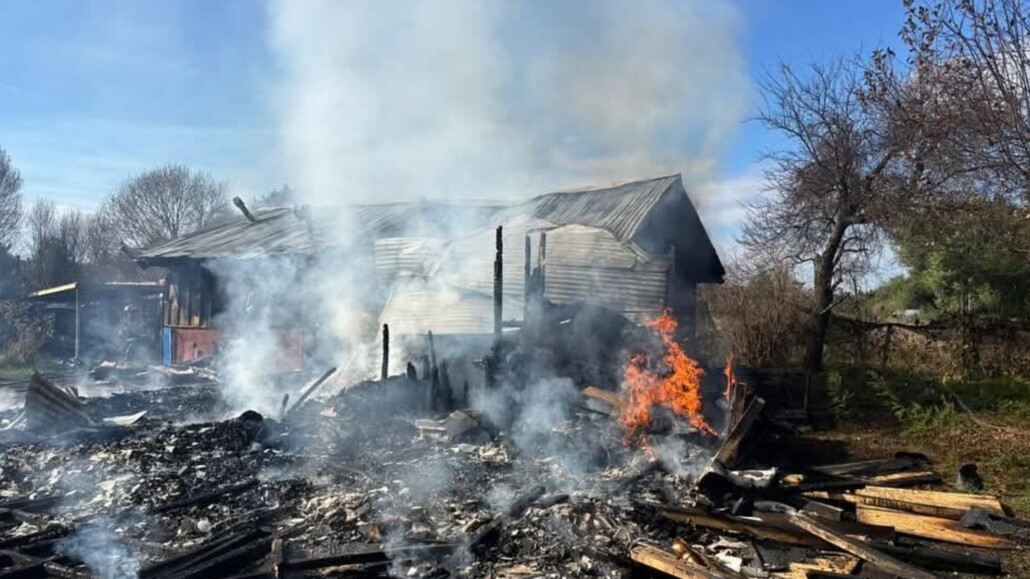 Incendio consume una vivienda y deja a siete personas afectadas en Santa Bárbara.