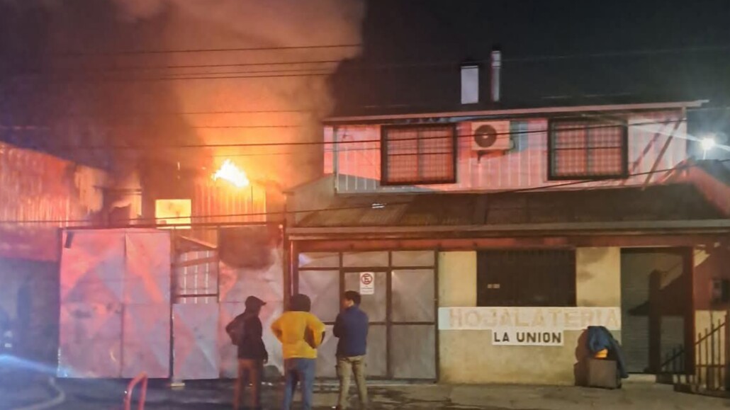 Incendio impacta una residencia en el sector norte de Los Ángeles.