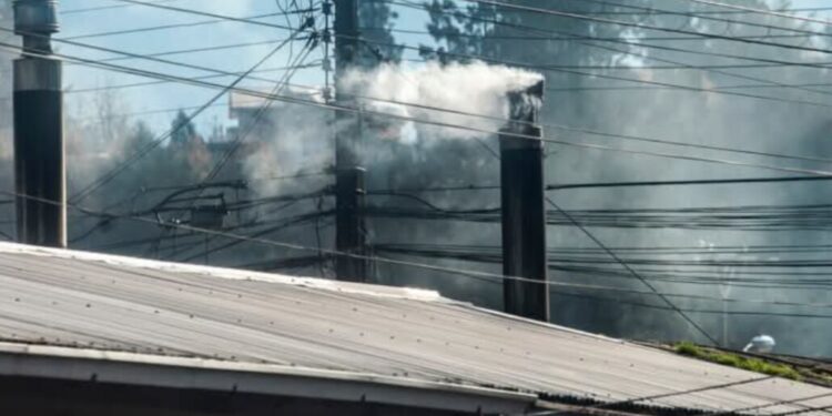 Contaminación en Los Ángeles provoca declaración de preemergencia: Se prohibe el uso de chimeneas.