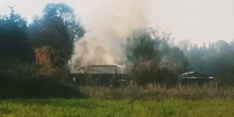 Incendio arrasa con una casa en zona rural de Los Ángeles: un anciano quedó gravemente herido.