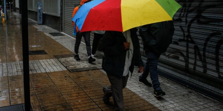 Se esperan lluvias y vientos de hasta 70 km/h en el Biobío y seis regiones más del país esta semana.