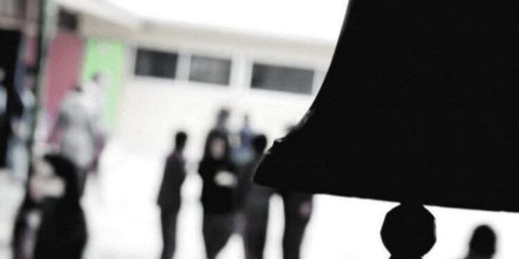 Exalumna es excluida de prestigioso colegio en Los Ángeles debido a una controvertida lista con insultos hacia compañeros.