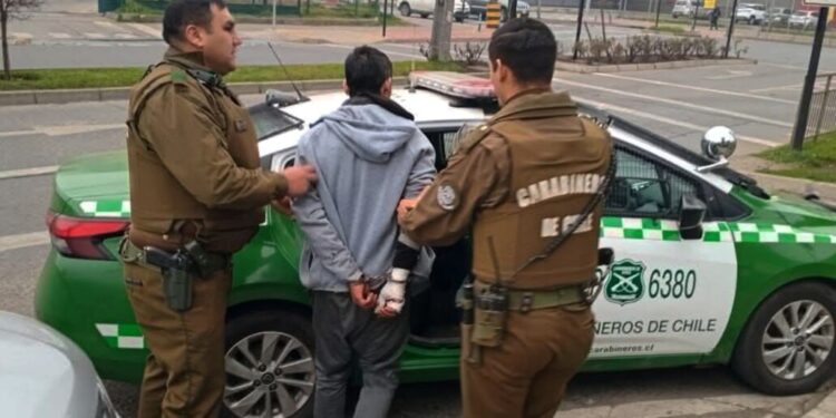 Detenido delincuente tras asalto violento a hombre en el sector sur de Los Ángeles.