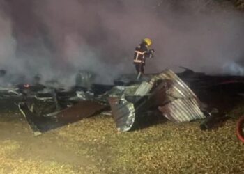 Atentado incendiario arrasa con una capilla en Malleco: disparos y miguelitos en las carreteras.