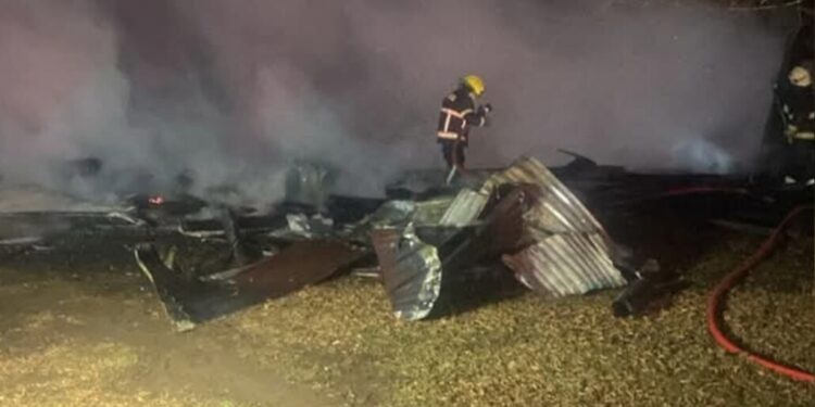 Atentado incendiario arrasa con una capilla en Malleco: disparos y miguelitos en las carreteras.