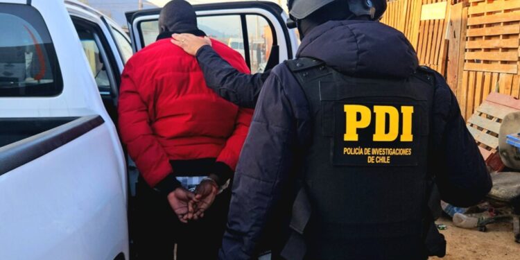 Arrestan a individuo por cultivar marihuana y traficar en Los Ángeles.