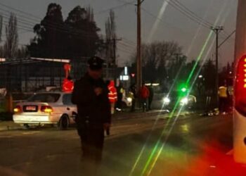 Motorista gravemente herido tras chocar con un camión en una concurrida avenida de Los Ángeles.