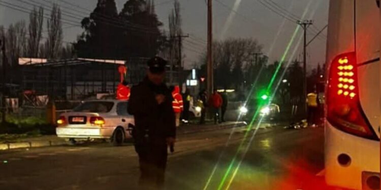 Motorista gravemente herido tras chocar con un camión en una concurrida avenida de Los Ángeles.