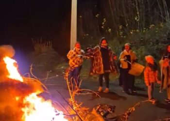 Familias de Río Claro en Yumbel se manifiestan por el prolongado corte de electricidad.