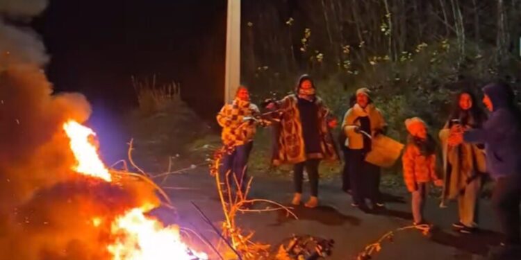 Familias de Río Claro en Yumbel se manifiestan por el prolongado corte de electricidad.