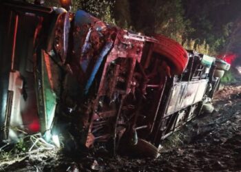 Bus con más de 40 viajeros se volcó en la Ruta 5 Sur, cerca de Loncoche.