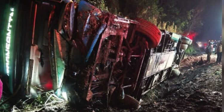 Bus con más de 40 viajeros se volcó en la Ruta 5 Sur, cerca de Loncoche.