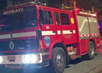 Un incendio impactó a una frutería cercana al estadio municipal de Los Ángeles.