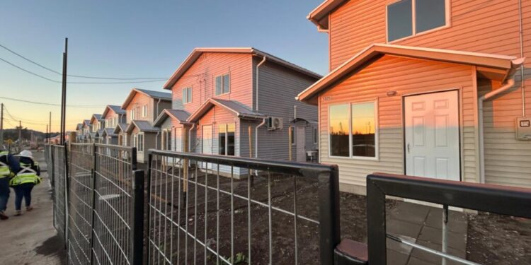 Inversión millonaria en viviendas beneficiará a más de 500 familias en Los Ángeles.