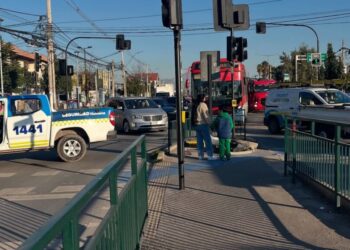 Auto colisiona contra paradero de buses en La Pintana: Dos muertos y una mujer embarazada dio a luz en el sitio.