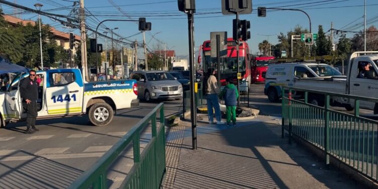 Auto colisiona contra paradero de buses en La Pintana: Dos muertos y una mujer embarazada dio a luz en el sitio.