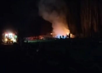 Incendio consume una casa y un automóvil en área rural de Laja.