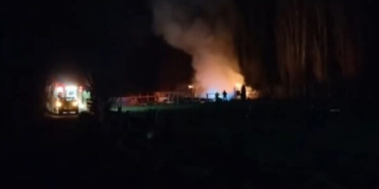 Incendio consume una casa y un automóvil en área rural de Laja.