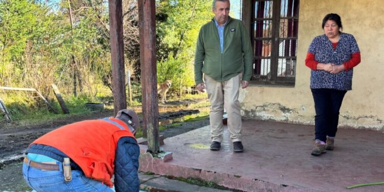 Familias damnificadas por el sistema frontal en Santa Bárbara reciben apoyo para reparar sus viviendas.