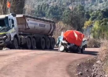 Accidente entre un camión y una furgoneta ocasiona la muerte de una mujer en una ruta rural del Maule.