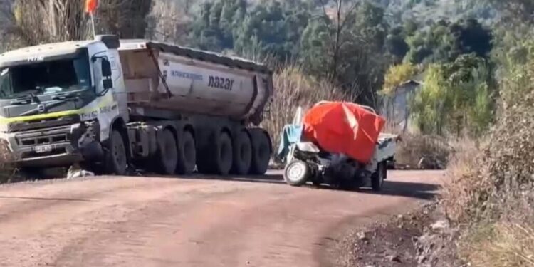 Accidente entre un camión y una furgoneta ocasiona la muerte de una mujer en una ruta rural del Maule.