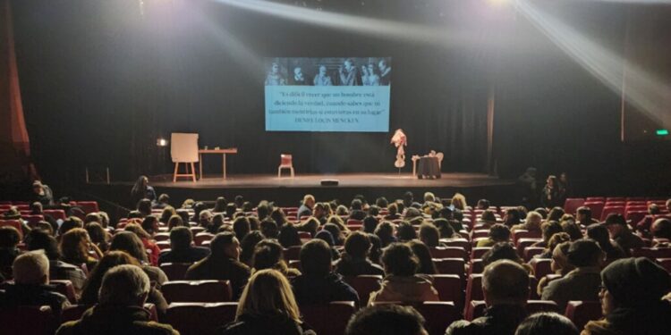 Festival Biobío Teatro Abierto: noches de arte y emoción escénica en la ciudad de Los Ángeles.